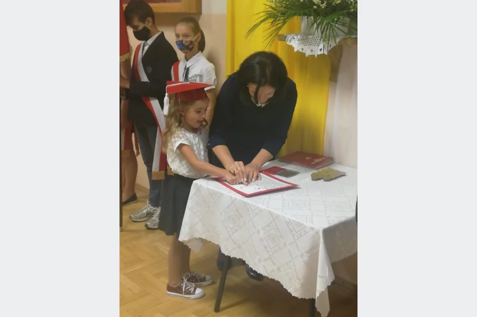 Doroczne święto szkoły w nieco innej formie. Uczcili patrona w rocznicę wyboru na Stolicę Piotrową - zdjęcie 10