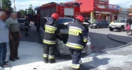 Jedno auto płonęło, drugie – wypadło z drogi - zdjęcie 3