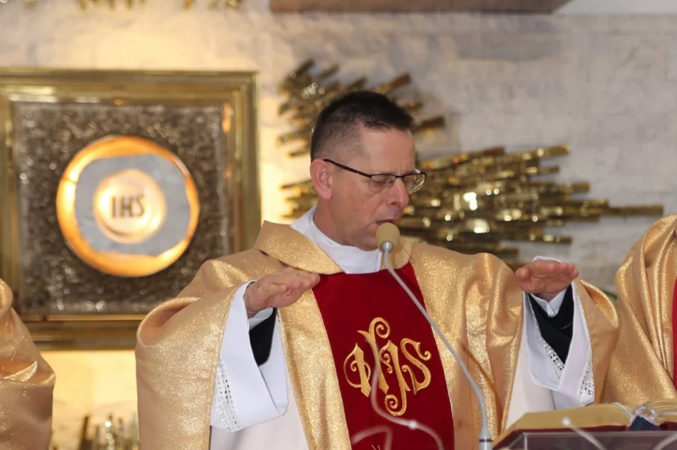 Zbierając na nowoczesny respirator dla szpitala, chcą uczcić pamięć zmarłego proboszcza - zdjęcie 3