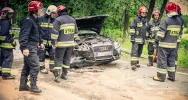 Kierowca zjechał na lewy pas, doszło do czołowego zderzenia - zdjęcie 3