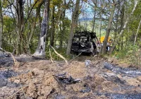 Spalony wrak samochodu znaleziony w zaroślach. Nieoficjalnie: pojazd wcześniej miał zostać skradziony - zdjęcie główne