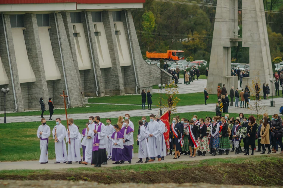 "Parafianie odczuwają teraz, czym jest osierocenie przez duchowego ojca, jakim jest proboszcz" - zdjęcie 11