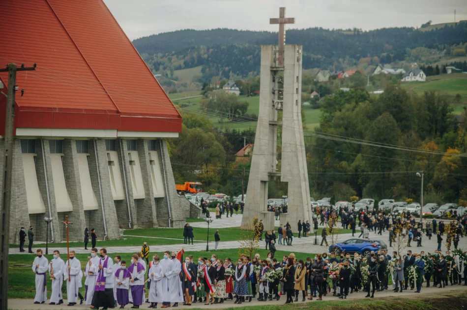 "Parafianie odczuwają teraz, czym jest osierocenie przez duchowego ojca, jakim jest proboszcz" - zdjęcie 14