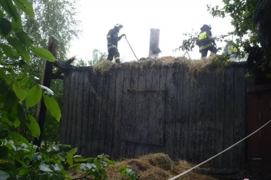 Obłazy Ryterskie – budynek zapalił się od pioruna - zdjęcie 3