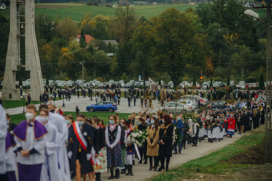 "Parafianie odczuwają teraz, czym jest osierocenie przez duchowego ojca, jakim jest proboszcz" - zdjęcie 17
