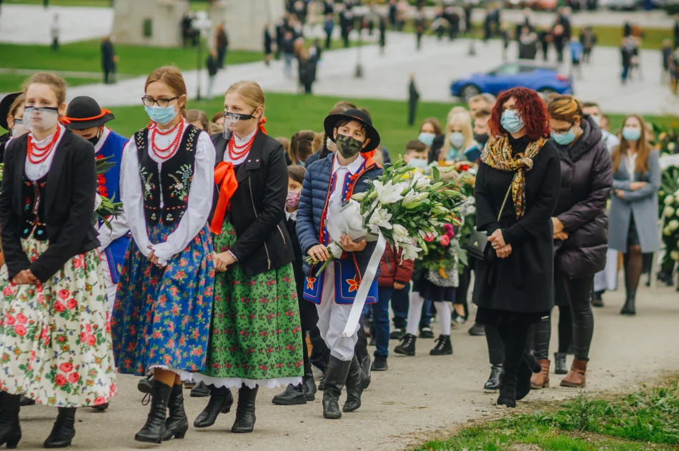 "Parafianie odczuwają teraz, czym jest osierocenie przez duchowego ojca, jakim jest proboszcz" - zdjęcie 20