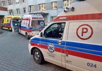 Karetki z pacjentami stoją w korku do… szpitala - zdjęcie główne