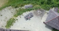 Wandale zniszczyli drewniany stół przy wieży - zdjęcie 2