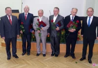 Statuetki z okazji jubileuszu 25-lecia samorządu - zdjęcie główne