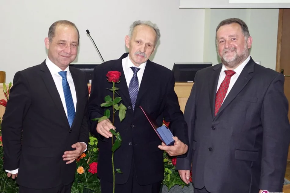 Statuetki z okazji jubileuszu 25-lecia samorządu - zdjęcie 3