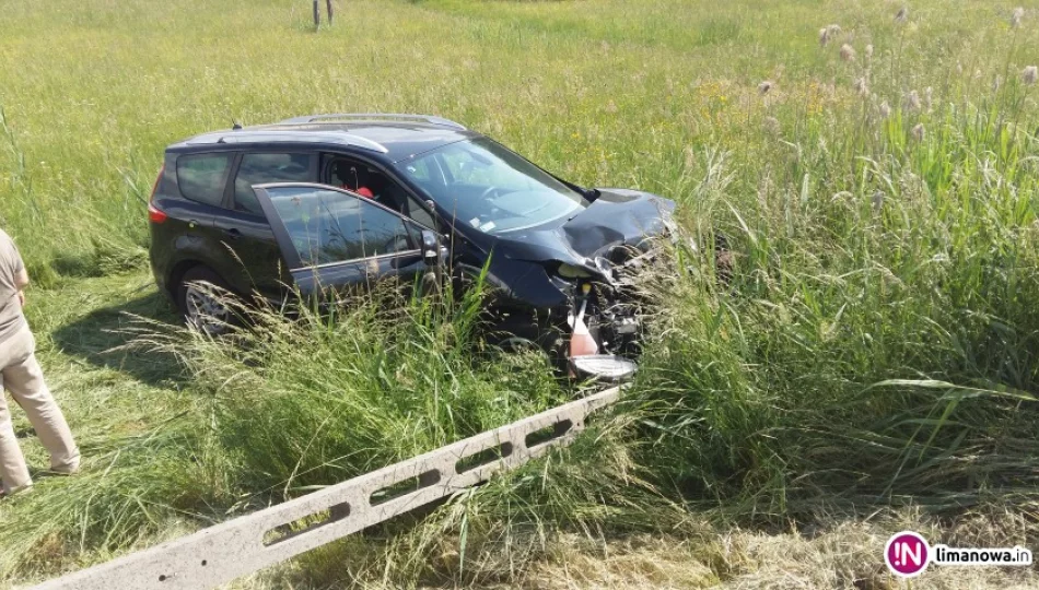 Auto wypadło z drogi i ścięło słup. Poszkodowani to Francuzi - zdjęcie 1