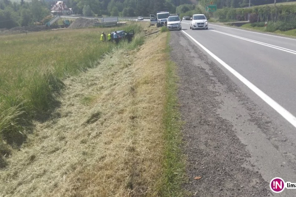 Auto wypadło z drogi i ścięło słup. Poszkodowani to Francuzi - zdjęcie 2