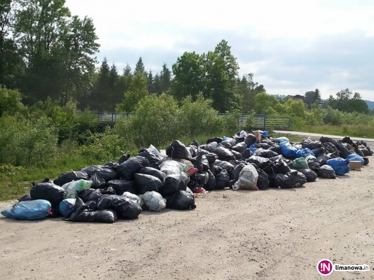 Sterty śmieci przy drodze - mieszkańcy zwożą je zbyt wcześnie