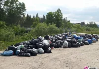 Sterty śmieci przy drodze - mieszkańcy zwożą je zbyt wcześnie - zdjęcie główne