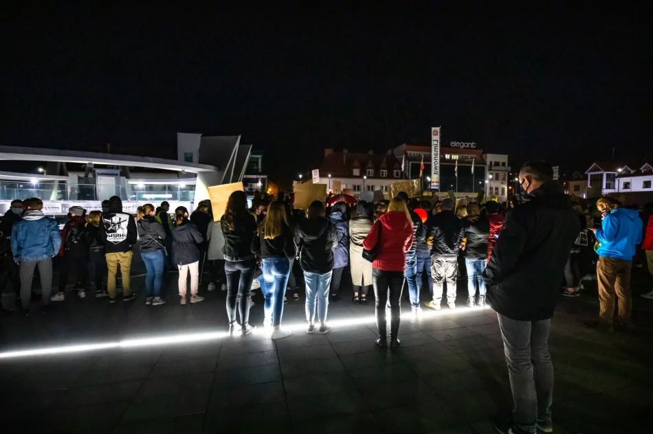 Rynek zgromadził kilkuset uczestników dwóch manifestacji  - zdjęcie 5