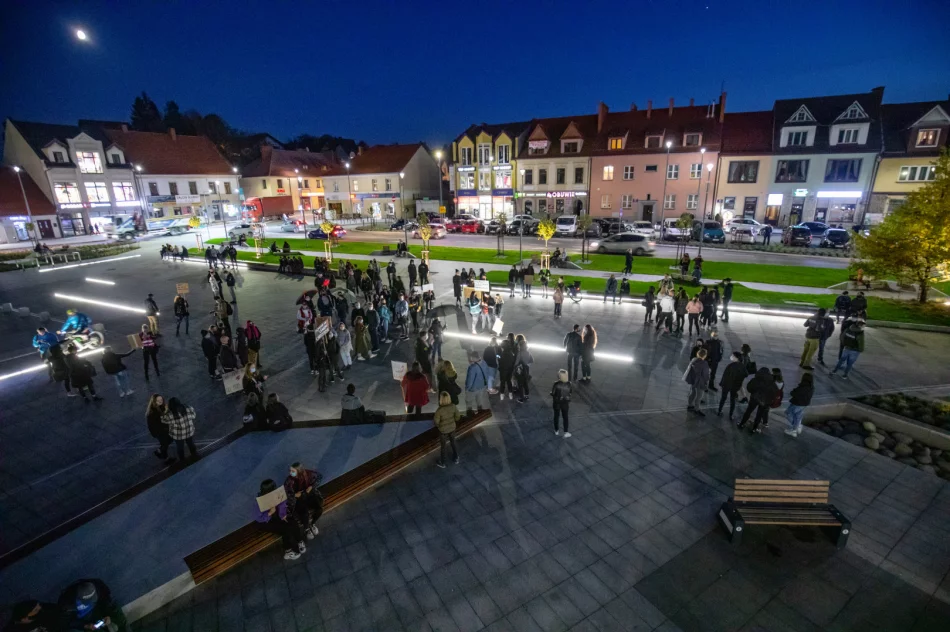 Rynek zgromadził kilkuset uczestników dwóch manifestacji  - zdjęcie 6