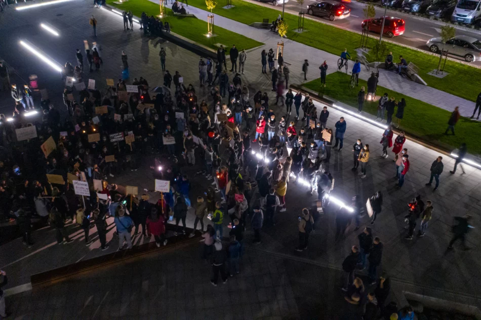 Rynek zgromadził kilkuset uczestników dwóch manifestacji  - zdjęcie 8