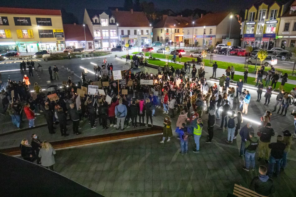Rynek zgromadził kilkuset uczestników dwóch manifestacji  - zdjęcie 9
