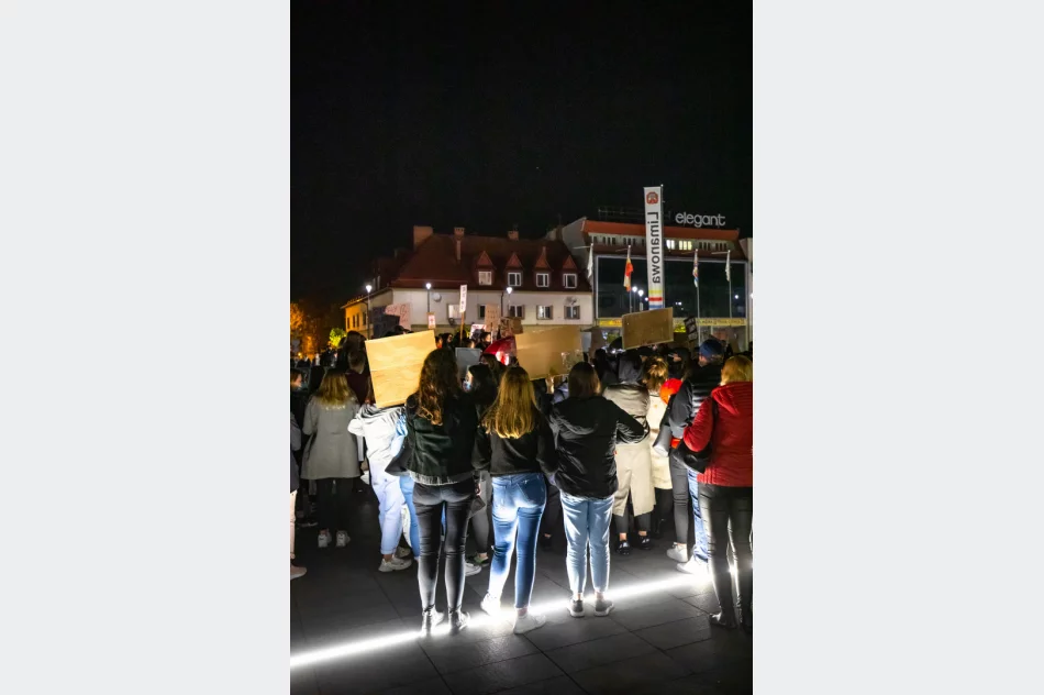 Rynek zgromadził kilkuset uczestników dwóch manifestacji  - zdjęcie 14
