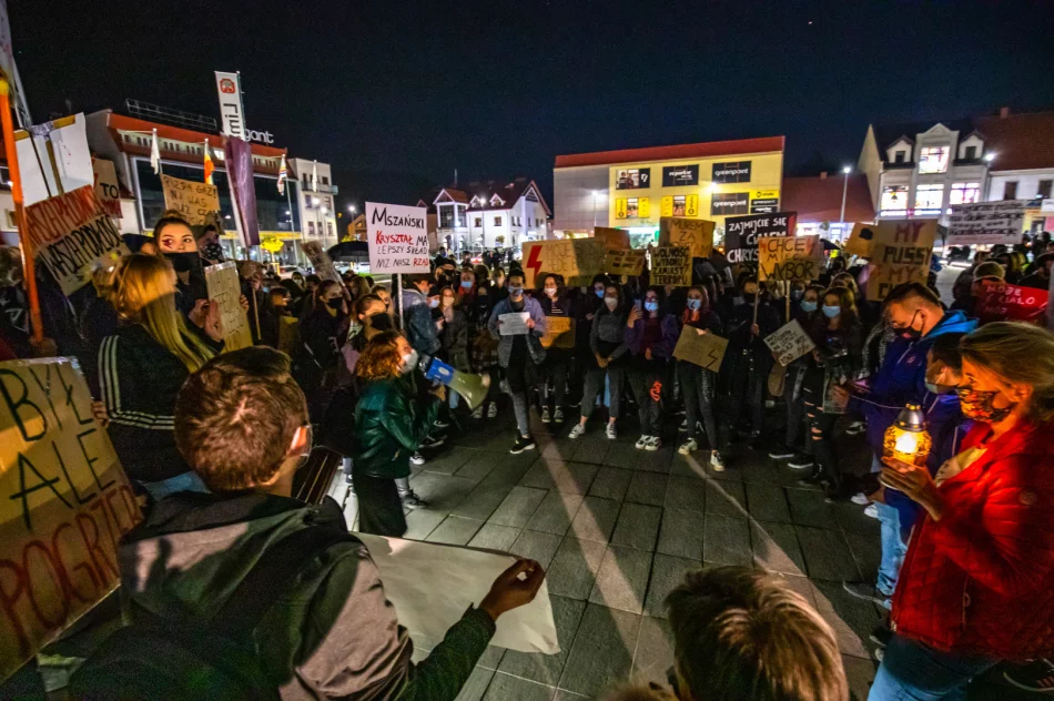 Rynek zgromadził kilkuset uczestników dwóch manifestacji  - zdjęcie 15