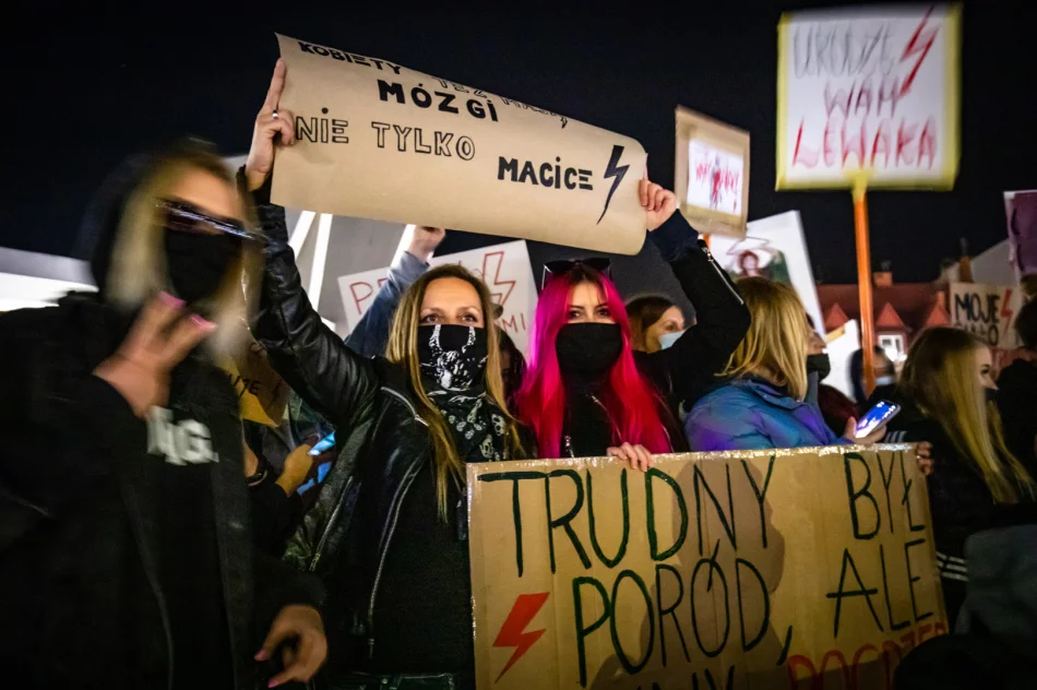 Rynek zgromadził kilkuset uczestników dwóch manifestacji  - zdjęcie 17