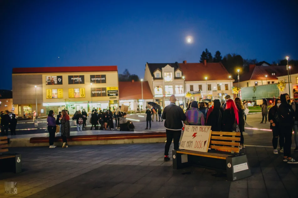 Strajk kobiet i kontrmanifestacja pod bazyliką - 27.10.2020 r. - zdjęcie 2