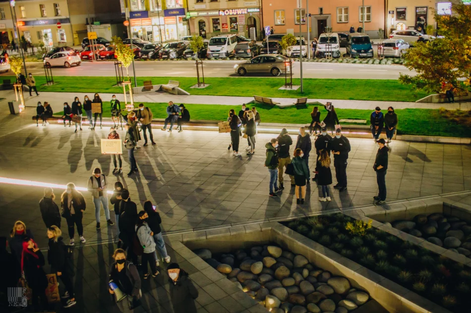 Strajk kobiet i kontrmanifestacja pod bazyliką - 27.10.2020 r. - zdjęcie 8