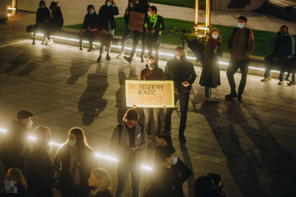 Strajk kobiet i kontrmanifestacja pod bazyliką - 27.10.2020 r. - zdjęcie 9