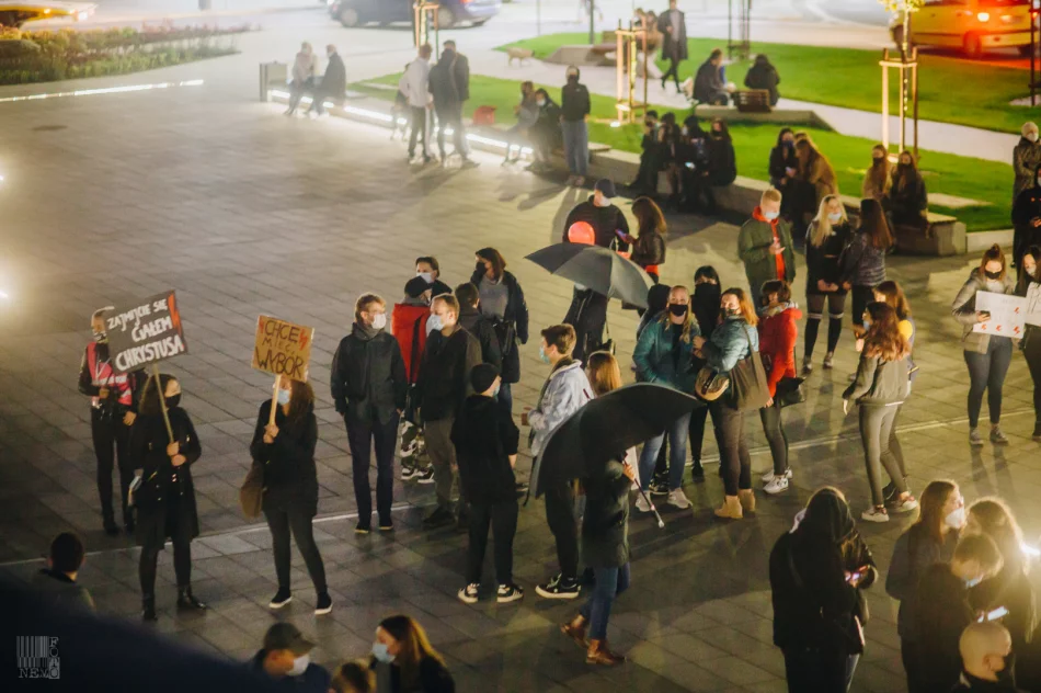 Strajk kobiet i kontrmanifestacja pod bazyliką - 27.10.2020 r. - zdjęcie 10