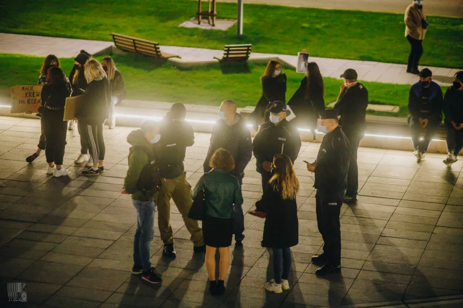 Strajk kobiet i kontrmanifestacja pod bazyliką - 27.10.2020 r. - zdjęcie 11