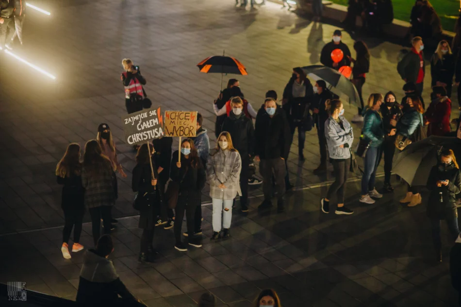 Strajk kobiet i kontrmanifestacja pod bazyliką - 27.10.2020 r. - zdjęcie 13