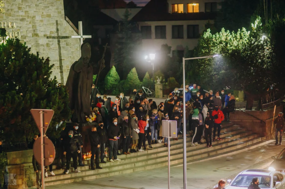 Strajk kobiet i kontrmanifestacja pod bazyliką - 27.10.2020 r. - zdjęcie 14