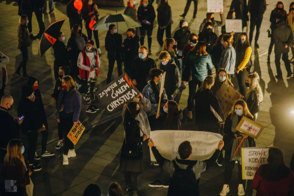 Strajk kobiet i kontrmanifestacja pod bazyliką - 27.10.2020 r. - zdjęcie 15