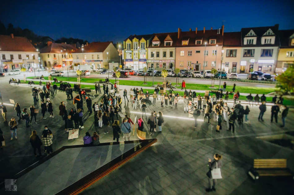 Strajk kobiet i kontrmanifestacja pod bazyliką - 27.10.2020 r. - zdjęcie 16