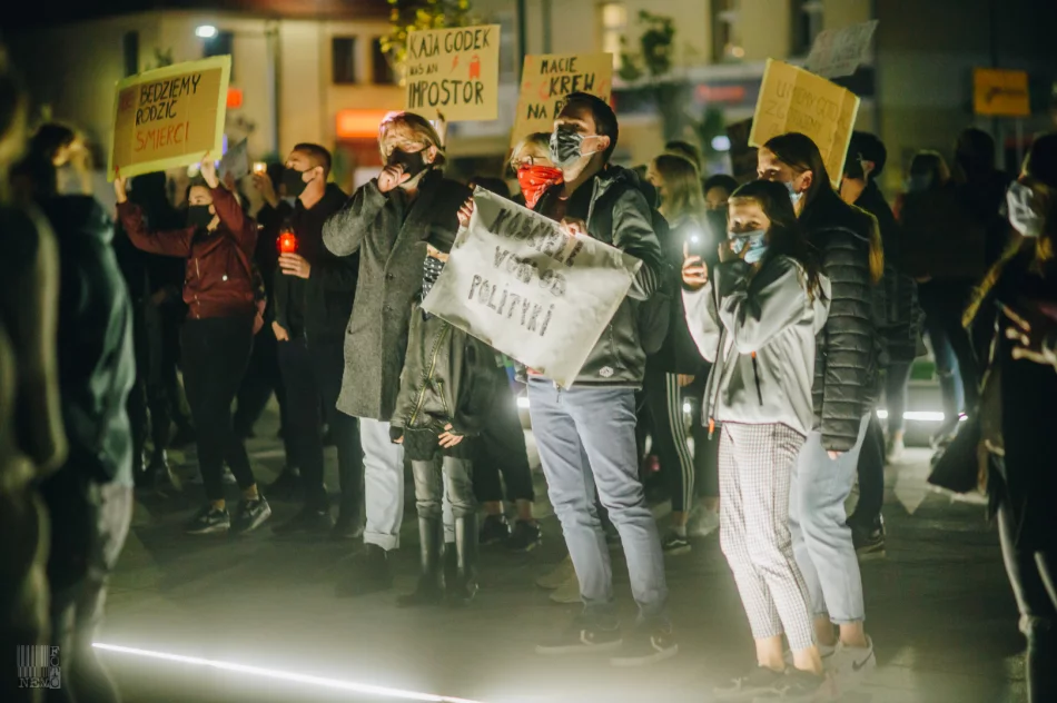 Strajk kobiet i kontrmanifestacja pod bazyliką - 27.10.2020 r. - zdjęcie 18