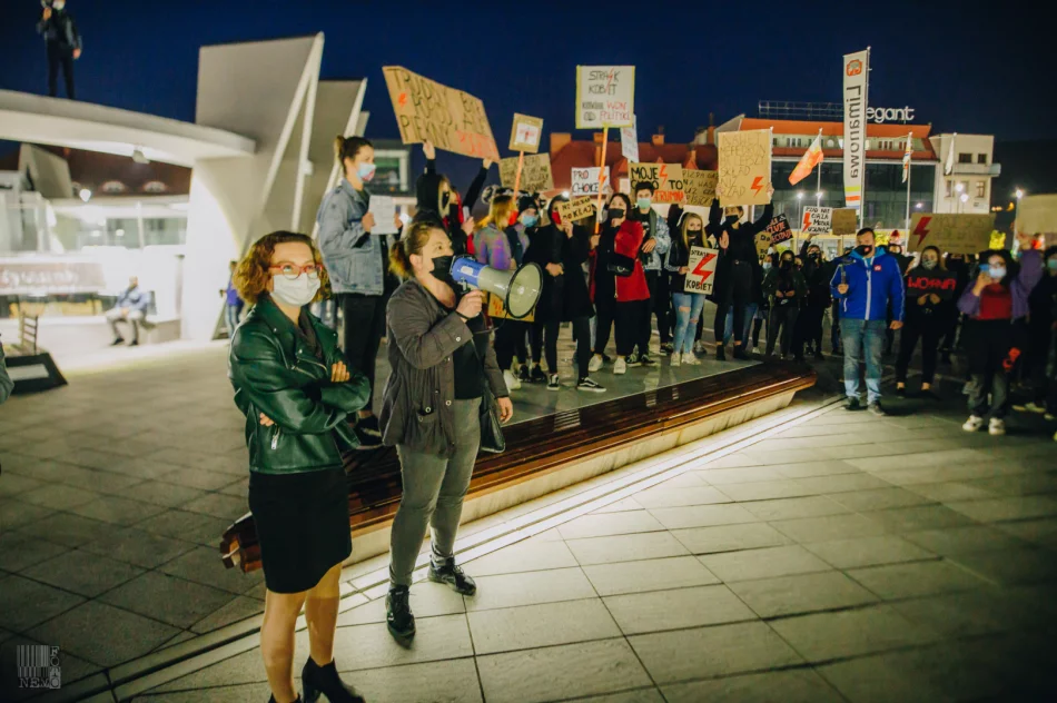 Strajk kobiet i kontrmanifestacja pod bazyliką - 27.10.2020 r. - zdjęcie 20