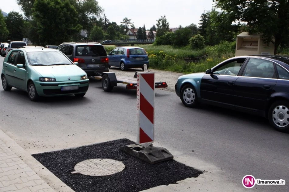 Fotointerwencja przypomniała o dziurze wokół studzienki - zdjęcie 2