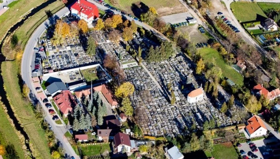 Biskupi zdecydowali o odwołaniu uroczystości na cmentarzach. W diecezji tarnowskiej decyzja należy do proboszczów, chyba, że cmentarze zamknie rząd - zdjęcie 1