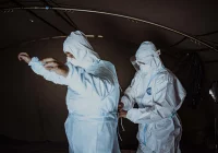 Kolejny dzień rekordu zakażeń w Polsce, zmarło ponad 200 osób. Kolejne obostrzenia dla firm możliwe w ciągu kilku dni - zdjęcie główne