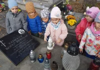 Znicze od dzieci na grobach Legionistów - zdjęcie główne