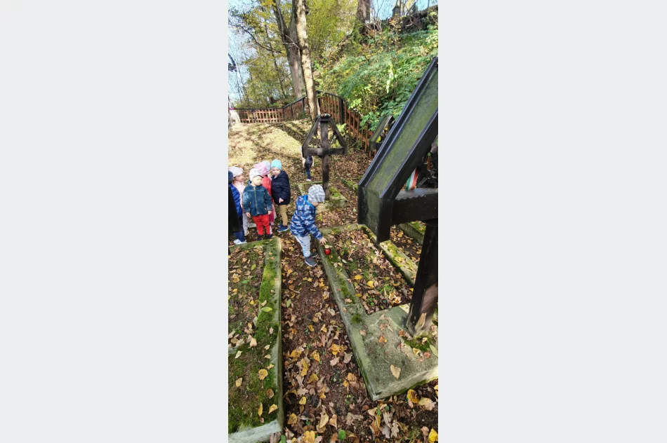 Znicze od dzieci na grobach Legionistów - zdjęcie 3