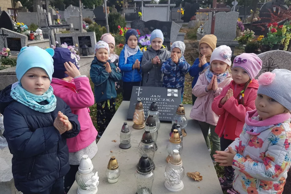 Znicze od dzieci na grobach Legionistów - zdjęcie 4