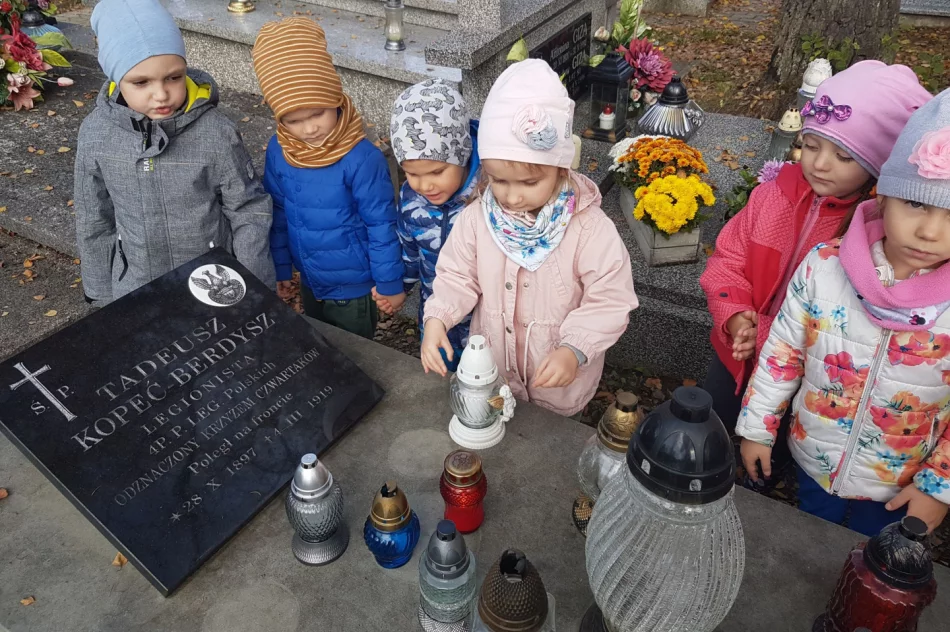 Znicze od dzieci na grobach Legionistów - zdjęcie 9