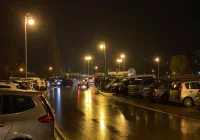 Rząd ogłosił zamknięcie cmentarzy, mieszkańcy ruszyli odwiedzać groby bliskich - zdjęcie główne