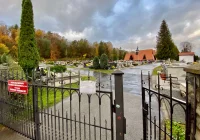 Wejścia na cmentarze otwarte, policja pilnuje Bazyliki - zdjęcie główne