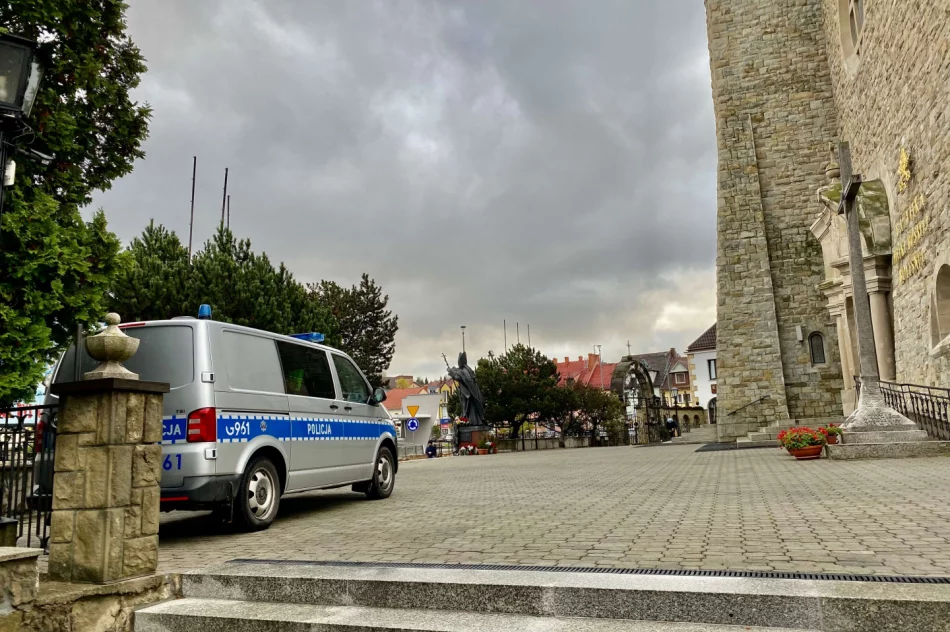 Wejścia na cmentarze otwarte, policja pilnuje Bazyliki - zdjęcie 7