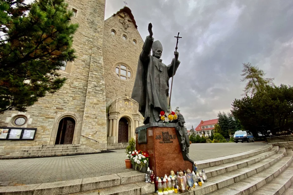 Wejścia na cmentarze otwarte, policja pilnuje Bazyliki - zdjęcie 8