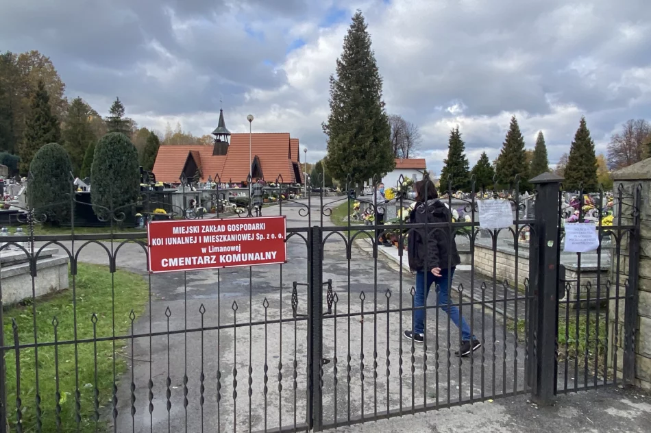 Wejścia na cmentarze otwarte, policja pilnuje Bazyliki - zdjęcie 11