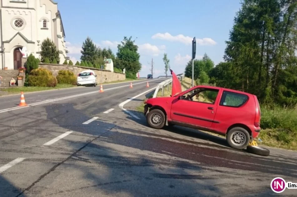 Zderzenie na 'krajówce', dwie osoby zostały poszkodowane - zdjęcie 3