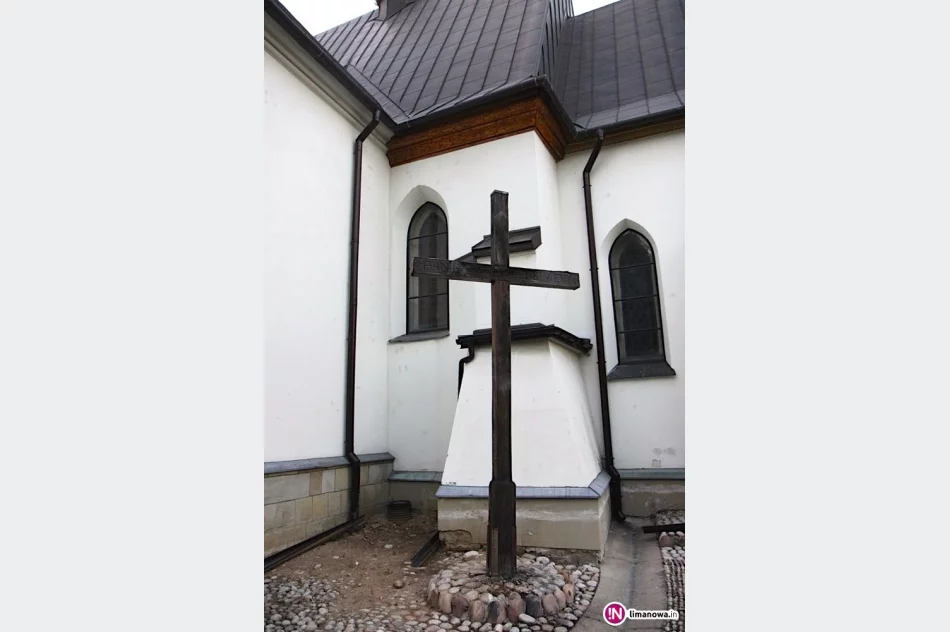 Pożar krzyża pod kościołem. Spłonęła kapliczka. Powodem świeczka? - zdjęcie 2